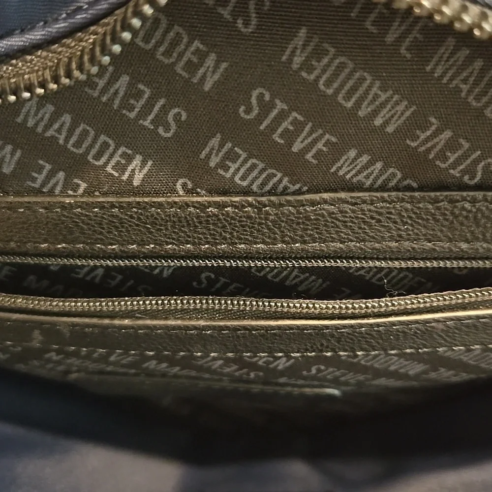STEVE MADDEN BACKPACK WITH INCLUDED FRONT QUILTED POUCH FOR A TABLET. BLUE/GREY.